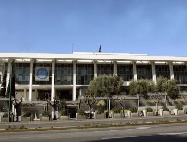 Προανάκριση για οκτώ προσαχθέντες για την επίθεση του Ρουβίκωνα με μπογιές στην αμερικανική πρεσβεία στην Αθήνα